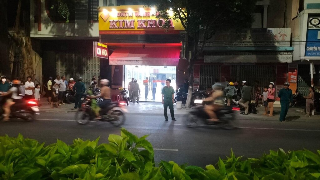 Công an bảo vệ hiện trường vụ cướp tiệm vàng ở TP Cam Ranh. Ảnh: Hữu Long