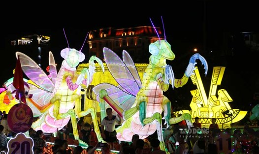 Hàng chục đèn lồng khổng lồ lung linh, rực rỡ sắc màu tại đêm hội Thành Tuyên 2023. Ảnh: Việt Bắc.