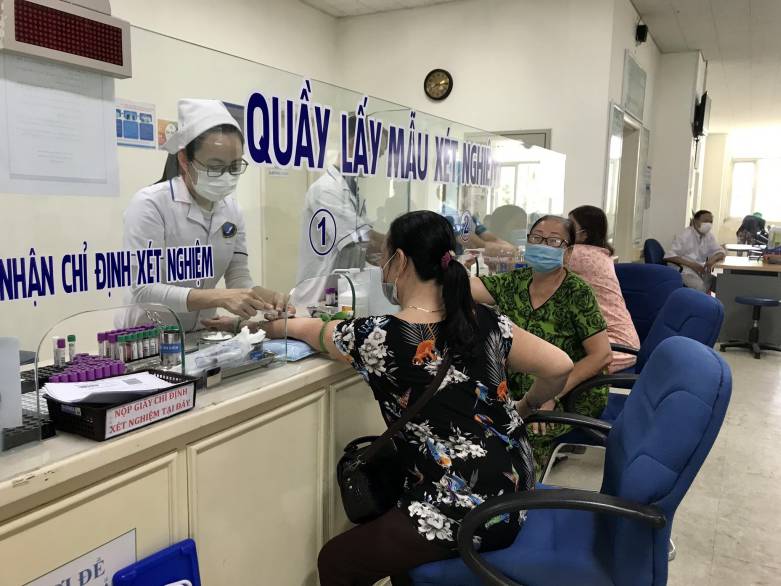 Tỉnh Quảng Nam đang triển khai thanh tra đột xuất để xử phạt nghiêm những cơ sở y tế lợi dụng dịch đau mắt đỏ để tăng giá thuốc. Ảnh Hoàng Bin.