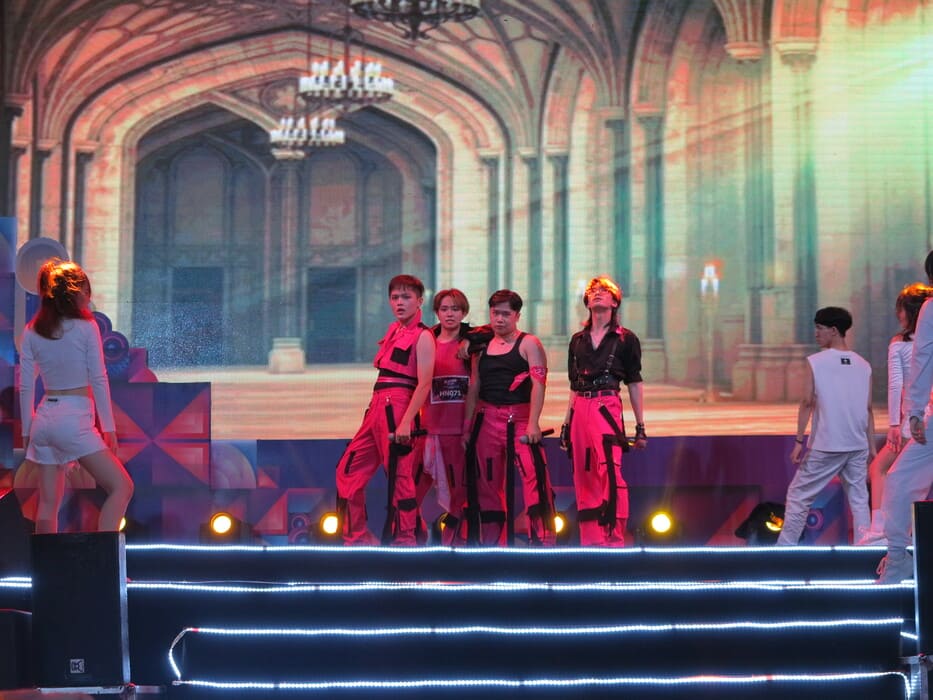 Các thí sinh đến từ Hà Nội vừa nhảy vũ đạo mạnh vừa hát ca khúc của Blackpink “Shut down“. 
