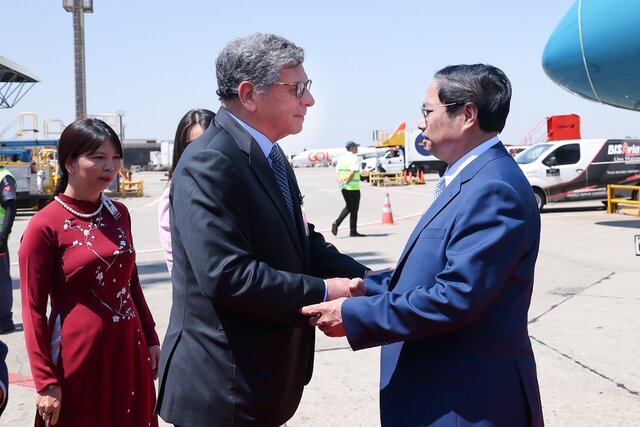 Quan chức hai nước đón Thủ tướng Phạm Minh Chính tại sân bay. Ảnh: VGP