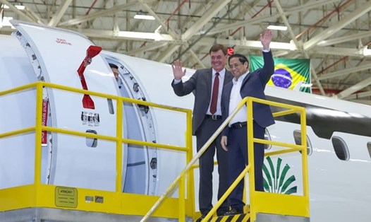 Chủ tịch kiêm Tổng Giám đốc Tập đoàn Embraer Francisco Gomes Neto tháp tùng Thủ tướng Phạm Minh Chính thăm cơ sở sản xuất của Embraer. Ảnh: VGP
