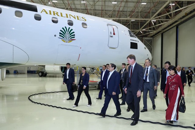 Chủ tịch kiêm Tổng Giám đốc Tập đoàn Embraer Francisco Gomes Neto tháp tùng Thủ tướng Phạm Minh Chính và đoàn đại biểu cấp cao thăm khu trưng bày các dòng máy bay và cơ sở hạ tầng sản xuất hiện đại của Embraer. Ảnh: VGP