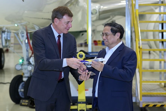 Thủ tướng đề nghị Tập đoàn Hàng không Vũ trụ Embraer mở rộng hoạt động tại Việt Nam. Ảnh: VGP