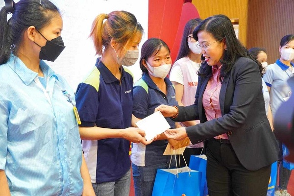 Bí thư Tỉnh ủy Thái Nguyên bà Nguyễn Thanh Hải tặng quà công nhân lao động. Ảnh: LĐLĐ tỉnh cung cấp