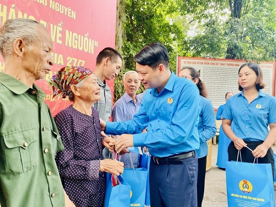 Chủ tịch LĐLĐ tỉnh Thái Nguyên ông Phạm Việt Dũng thăm và tặng quà các gia đình chính sách. Ảnh: Minh Hạnh