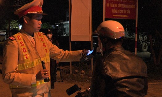 Lực lượng cảnh sát giao thông ở Quảng Trị kiểm tra nồng độ cồn của lái xe. Ảnh: Hưng Thơ.