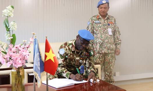 Thiếu tướng Benjamin Olufemi Sawyerr - Quyền Trưởng Phái bộ kiêm Tư lệnh Phái bộ An ninh lâm thời của Liên Hợp Quốc ở khu vực Abyei (UNISFA) viết lưu bút. Ảnh: Đội Công binh Việt Nam