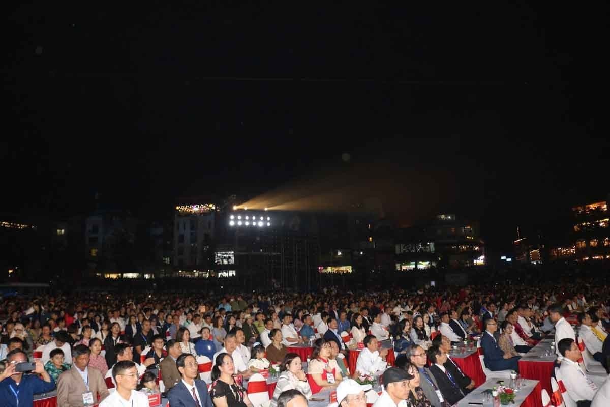 Hàng nghìn du khách và người dân địa phương tham dự Kỷ niệm 120 năm Du lịch Sa Pa. 