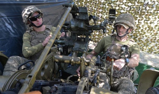 Binh sĩ Ukraina kiểm tra vũ khí ở quận Kupyansk, Ukraina, ngày 16.8.2023. Ảnh: Xinhua