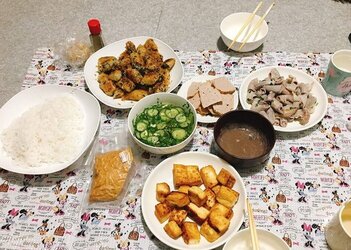 Những món ăn Việt Nam của chị Tuyết và bạn cùng phòng chào đón tết Trung thu. Ảnh: Nhân vật cung cấp. 