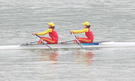 Đội đua thuyền rowing Việt Nam về đích cuối cùng ở chung kết nội dung thuyền đôi nữ hạng nặng tại ASIAD 19. Ảnh: HL Hoàng

