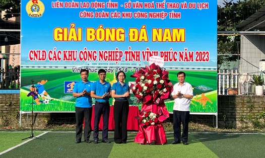 Lãnh đạo Ban quản lý các Khu công nghiệp tỉnh Vĩnh Phúc tặng hoa chúc mừng giải đấu. Ảnh: Phùng Thị Thường 