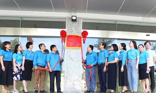 Lãnh đạo LĐLĐ tỉnh Nam Định  thực hiện nghị thức gắn biển công trình “Xây dựng trụ sở làm việc cơ quan LĐLĐ tỉnh”. Ảnh: CĐ Nam Định