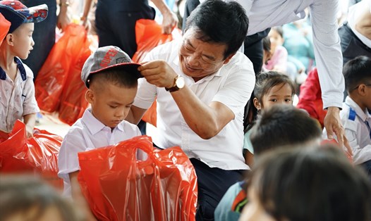 Lãnh đạo Sở Giáo dục và Đào tạo Nghệ An tặng quà cho học sinh huyện miền núi Con Cuông. Ảnh minh họa: Quỳnh Trang