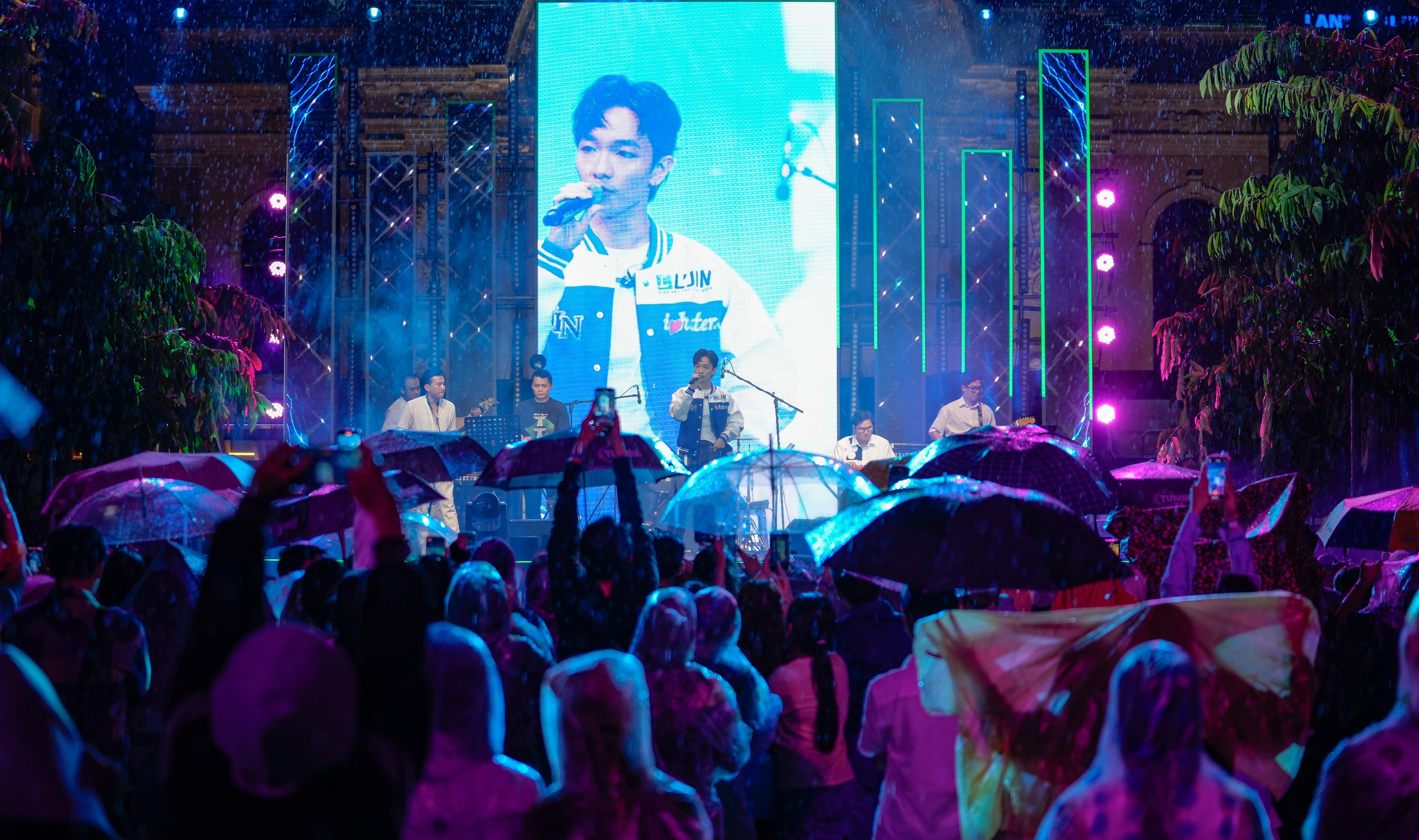 Hoàng Dũng mang đến sân khấu "Cảm hứng Hò Dô" hit "Nàng thơ". Ảnh: BTC.