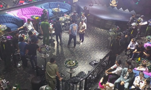 Công an tỉnh Bình Phước kiểm tra hành chính một quán bar trên địa bàn thị xã Chơn Thành. Ảnh: Lực lượng chức năng cung cấp