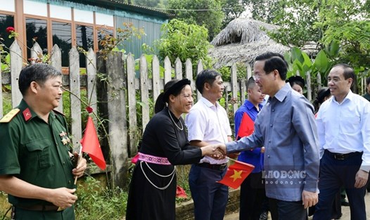 Chủ tịch nước Võ Văn Thưởng thăm các gia đình tại xã Tân Trào. Ảnh: Việt Bắc