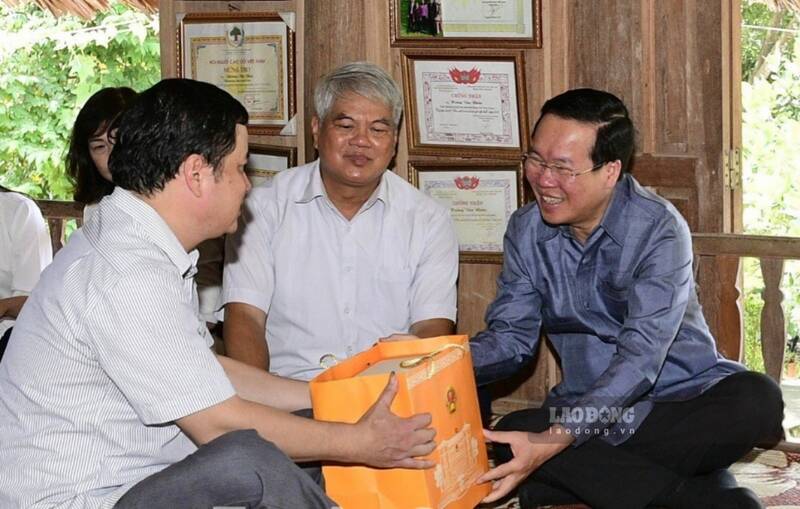 Chủ tịch nước Võ Văn Thưởng thăm, tặng quà các gia đình tại xã Tân Trào. Ảnh: Việt Bắc