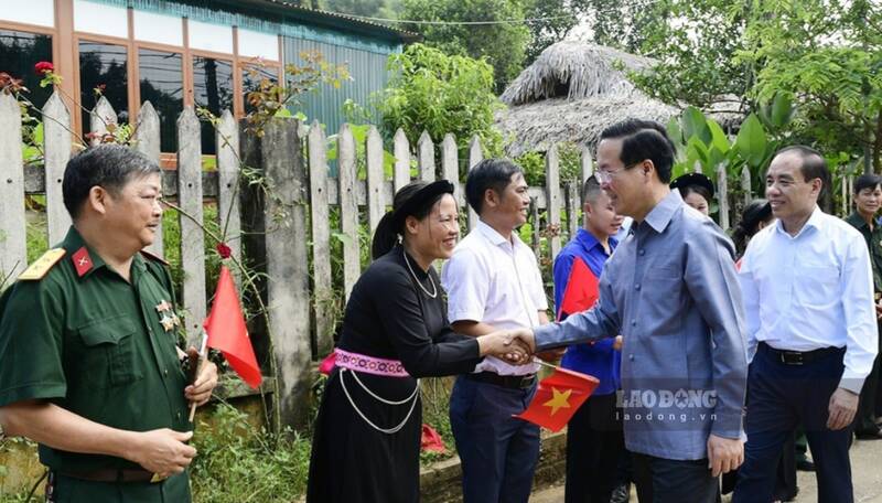 Chủ tịch nước Võ Văn Thưởng cùng đoàn công tác thăm và làm việc tại tỉnh Tuyên Quang. Ảnh: Việt Bắc