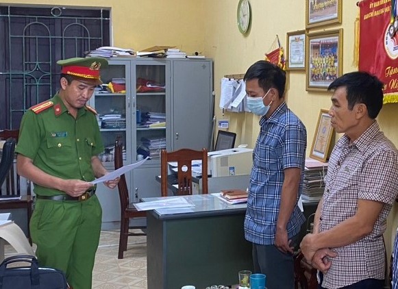 Cơ quan Công an làm việc với đối tượng chiếm đoạt tiền thờ cúng liệt sĩ của xã Lam Sơn. Ảnh: Công an huyện Thanh Miện