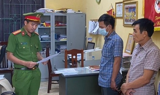 Cơ quan Công an làm việc với đối tượng chiếm đoạt tiền thờ cúng liệt sĩ của xã Lam Sơn. Ảnh: Công an huyện Thanh Miện