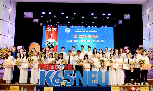 Tại lễ khai giảng, 17 tân sinh viên Trường Đại học Kinh tế Quốc dân có thành tích cao được trao tặng phần thưởng. Ảnh: Nhà trường