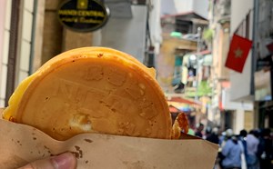 Xếp hàng chờ mua bánh đồng xu phô mai ở Hà Nội