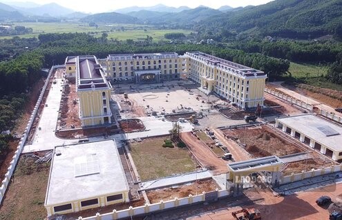 Trường THPT Quảng La (TP.Hạ Long) dự kiến đưa vào hoạt động trong tháng 10.2023. Ảnh: Đoàn Hưng