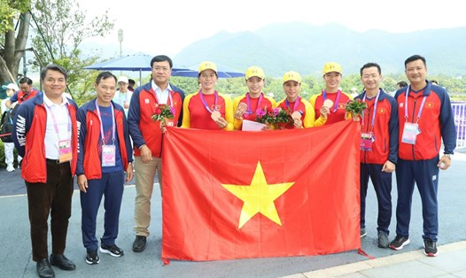 Cục trưởng Cục Thể dục Thể thao Đặng Hà Việt thưởng nóng cho các vận động viên giành huy chương đồng tại ASIAD 19. Ảnh: Đoàn thể thao Việt Nam