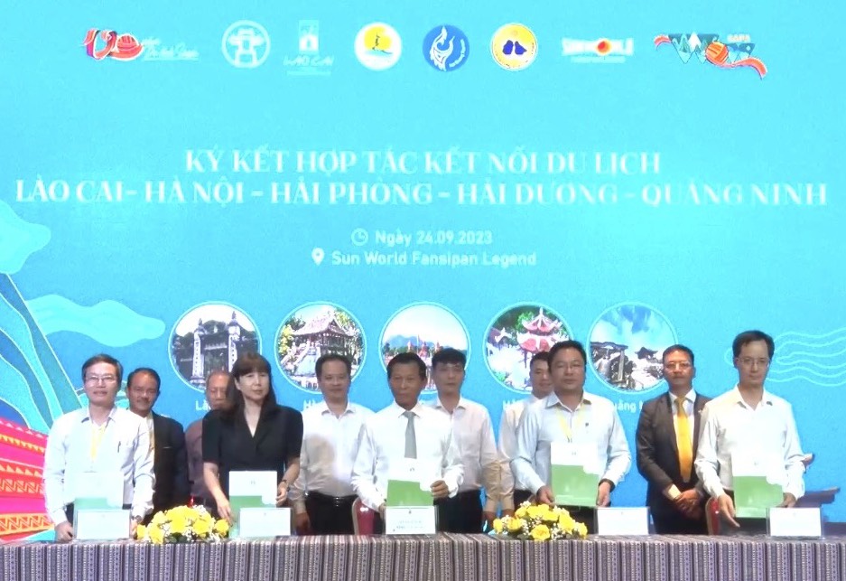 Đại diện tỉnh Lào Cai ký kết hợp tác kết nối du lịch với Hà Nội - Hải Phòng - Hải Dương - Quảng Ninh. Ảnh: Bảo Nguyên