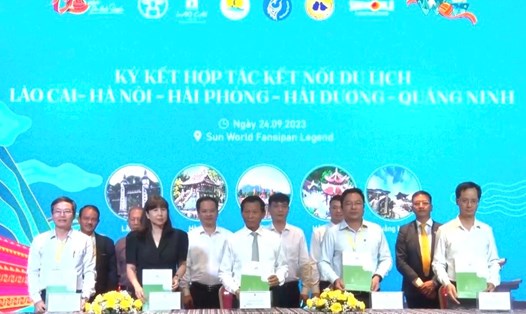 Đại diện tỉnh Lào Cai ký kết hợp tác kết nối du lịch với Hà Nội - Hải Phòng - Hải Dương - Quảng Ninh. Ảnh: Bảo Nguyên