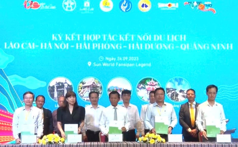 Đại diện tỉnh Lào Cai ký kết hợp tác kết nối du lịch với Hà Nội - Hải Phòng - Hải Dương - Quảng Ninh. Ảnh: Bảo Nguyên
