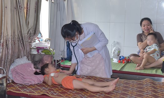 Một số trẻ Trường Mầm non Ban Mai nhập viện điều trị với biểu hiện ngộ độc. Ảnh: Trần Tuấn.