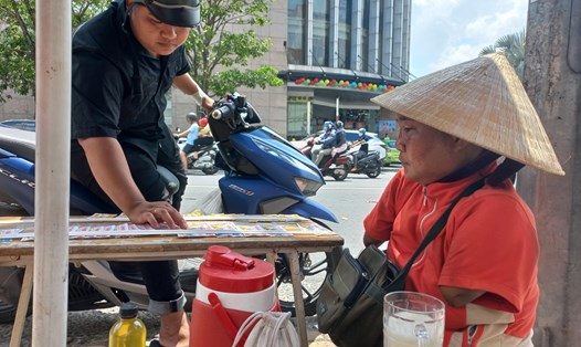 Chị Thuận bán vé số bị lừa tráo 840 tờ vé số giả ở TP Biên Hoà, Đồng Nai. Ảnh: Hà Anh Chiến