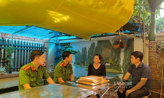 Đồng đội của Trung úy Đỗ Văn Tú đến hỏi thăm, động viên gia đình. Ảnh: Lương Hà