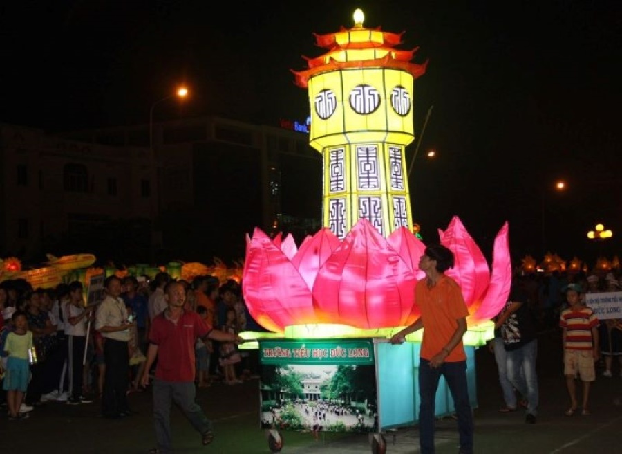 Một lồng đèn lớn có hình tháp nước Bình Thuận trong Lễ hội Trung thu TP Phan Thiết những năm trước. Ảnh: Duy Tuấn
