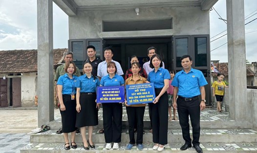 LĐLĐ huyện Nghĩa Hưng (Nam Định) trao hỗ trợ Mái ấm công đoàn cho đoàn viên. Ảnh: Công đoàn Nam Định