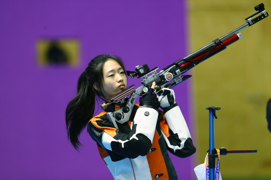 Huang Yuting đã giành 2 huy chương vàng và 1 huy chương bạc ngày khi ra mắt tại Giải vô địch thế giới ISSF 2022 ở Ai Cập, giành được nhiều suất tham dự Olympic Paris cho Trung Quốc. Sau 2 huy chương vàng tại ASIAD 19, Huang sẽ hướng đến tấm huy chương vàng thứ ba ở nội dung đồng đội nam nữ. Ảnh: Xinhua