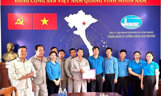 Ông Phạm Hoài Phương - Chủ tịch Công đoàn Giao thông Vận tải Việt Nam (thứ 5 từ phải sang) trao quà cho người lao động. Ảnh: Hà Anh