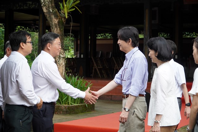  Ông Lê Trí Thanh, Chủ tịch UBND tỉnh Quảng Nam vui mừng chào đón Hoàng thái tử Nhật Bản cùng Công nương đến thăm quan Di sản văn hóa thế giới Mỹ Sơn. Ảnh Thế Đại.