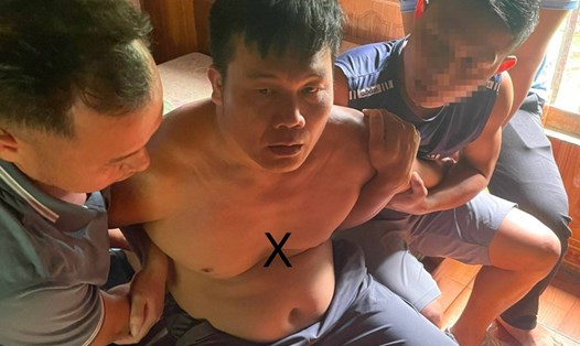 Lực lượng chức năng bắt giữ đối tượng Lương Văn Hưng. Ảnh: Công an Nghệ An