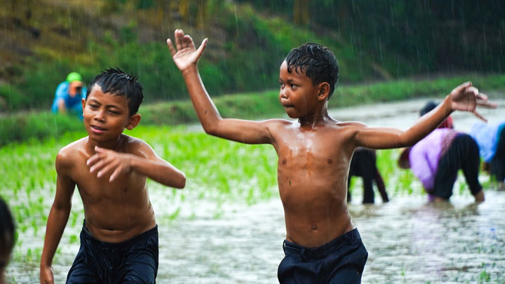 Ngày hội không chỉ là niềm vui của những người lớn mà đối với những đứa trẻ đây cũng là dịp để chúng thoả thích vui đùa, giao lưu văn hoá cùng các bạn người Kinh đồng trang lứa.