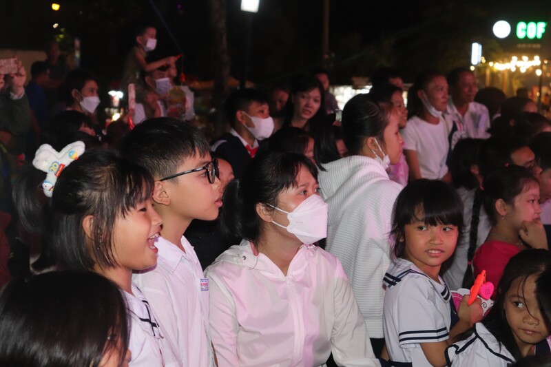 Ánh mắt háo hức của các em nhỏ khi tham gia “Đêm hội trăng rằm“. Ảnh: Nguyễn Linh