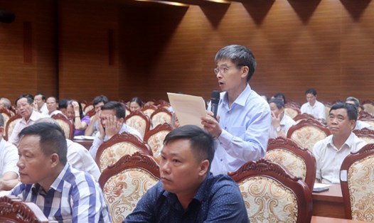 Cử tri quận Bắc Từ Liêm phát biểu ý kiến tại một buổi tiếp xúc cử tri của Tổ đại biểu HĐND Thành phố Hà Nội. Ảnh: HĐND Thành phố Hà Nội