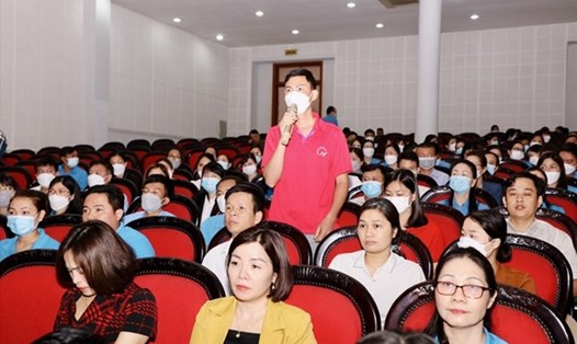 Cán bộ CĐCS Công ty TNHH may Nien Hsing Ninh Bình đối thoại với lãnh đạo tỉnh Ninh Bình về các vấn đề liên quan đến quyền lợi cửa NLĐ. Ảnh: Diệu Anh