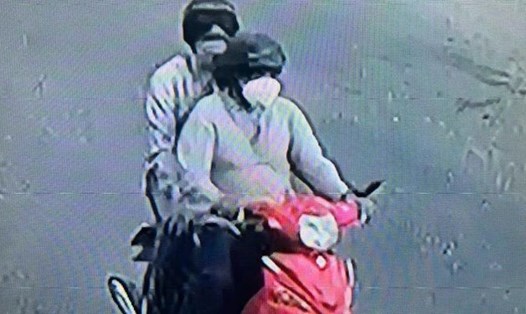 Hai đối tượng dùng súng cướp tiệm vàng tại TP Cam Ranh. Ảnh: Camera an ninh
 
