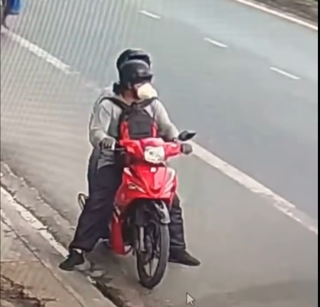 Công an tỉnh Khánh Hòa ra quyết định truy tìm 2 kẻ cướp tiệm vàng ở Cam Ranh với nhiều đặc điểm cụ thể.  Ảnh: Camera an ninh