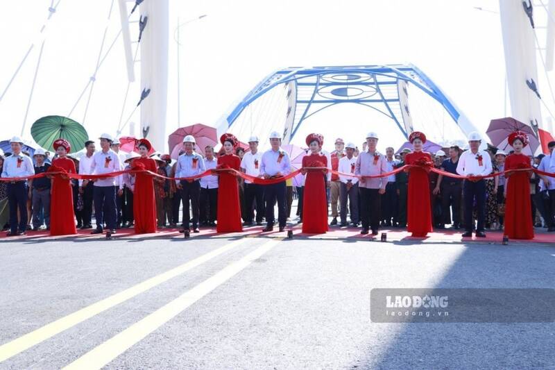 Phó Thủ tướng Trần Hồng Hà và các đại biểu thực hiện nghi lễ cắt băng khánh thành công trình cầu Giới Phiên. Ảnh: Đinh Đại