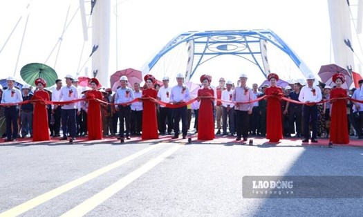 Phó Thủ tướng Trần Hồng Hà cùng lãnh đạo bộ ngành, địa phương thực hiện nghi lễ cắt băng khánh thành công trình cầu Giới Phiên. Ảnh: Đinh Đại
